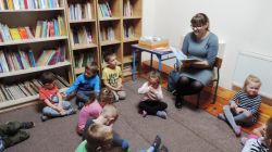 Pani Ania czyta dzieciom bajkę
